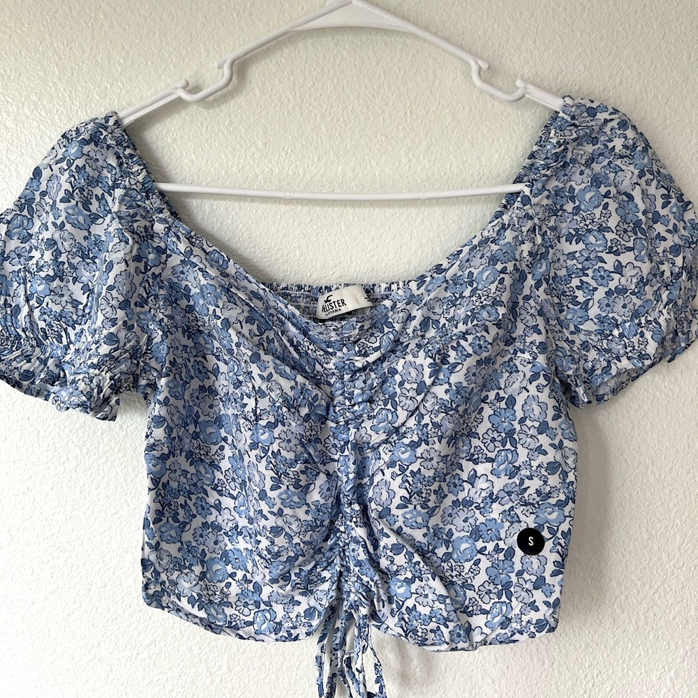 Brand New HOLLISTER floral crop top. Summer collection 2022